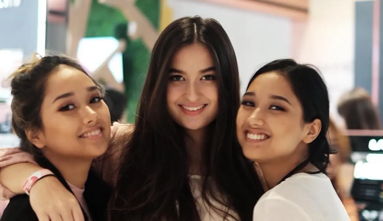 Selain Salmaa dan Salwaa, gadis yang akrab disapa Meni ini juga memiliki kakak laki-laki bernama Daffa. (Liputan6.com/IG/@stephaniepoetri)