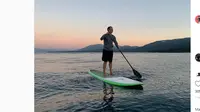 Mark Zuckerberg menikmati matahari terbenam di atas paddle di Danau Tahoe. Dok: Instagram @Zuck