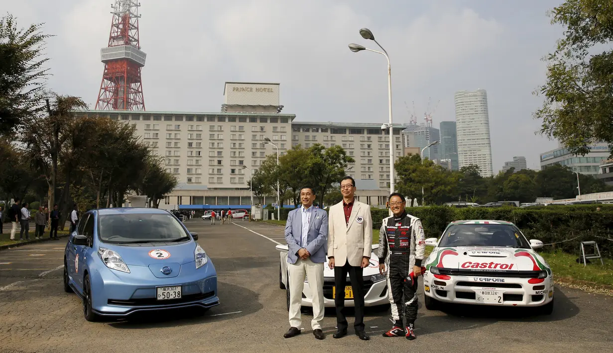 Presiden Toyota Motor Corp Akio Toyoda, Honda Motor Co Chairman Fumihiko Ike dan Nissan Motor Co CCO Hiroto Nishikawa (ka-ki) saat berpose di Tokyo, Jepang, Sabtu (24/10/2015).  Ini dalam promosi  Tokyo motor Show  24 Oktober nanti. (REUTERS/Toru Hanai)