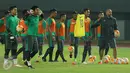 Pemain Timnas Indonesia U-22 saat melakukan latihan uji lapangan di Stadion Patriot Candrabhaga, Bekasi, Selasa (4/4). Timnas Indonesia U-22 akan melawan Persija pada Rabu (5/4). Liputan6.com/Helmi Fithriansyah)