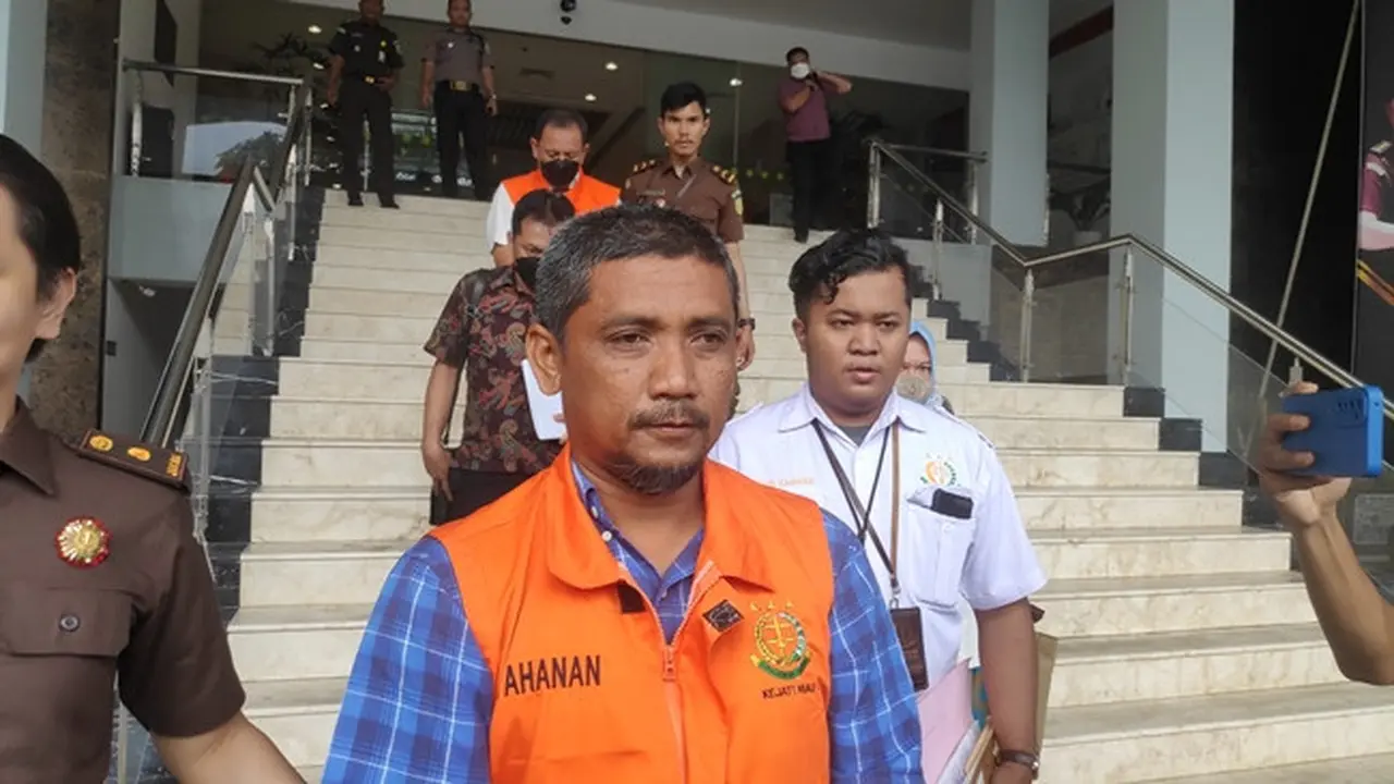Salah satu tersangka korupsi pembangunan Jembatan Selat Rengat, Kabupaten Kepulauan Meranti, saat ditahan oleh Kejati Riau.