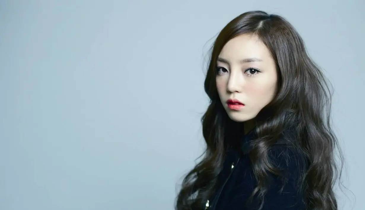 Saat usianya masih 7 tahun, Goo Hara harus menerima kenyataan jika orangtuanya bercerai. Selain berasal dari keluarga broken home, ia juga mengalami masalah ekonomi. (Foto: Allkpop.com)