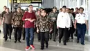 Presiden Jokowi berbincang dengan Ketum PKB, Muhaimin Iskandar saat menghadiri peresmian Stasiun Bandara Soekarno-Hatta (2/1). Jokowi terlihat mengenakan kaus lengan panjang warna merah dan sepatu olahraga. (Liputan6.com/Pool/Biro Pers Kepresidenan)