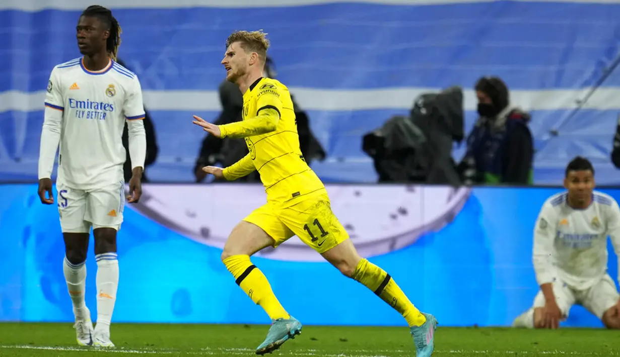 Pemain Chelsea Timo Werner melakukan selebrasi usai mencetak gol ke gawang Real Madrid pada pertandingan leg kedua perempat final Liga Champions di Stadion Santiago Bernabeu, Madrid, Spanyol, 12 April 2022. Real Madrid kalah 2-3. (AP Photo/Manu Fernandez)