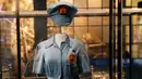 Seragam pekerja pabrik yang ditampilkan dalam pameran "Salute to the Home Front" di Museum Nasional Perang Dunia II di New Orleans (5/6). Pameran ini menceritakan kisah yang berhubungan dengan Perang Dunia II. (AP Photo/Gerald Herbert)