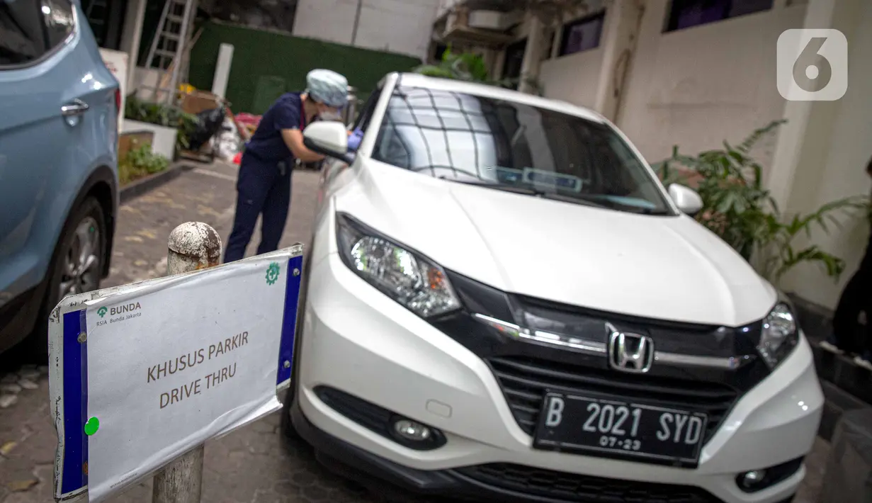 Petugas memeriksa kesehatan serta imunisasi pasien anak di RSIA Bunda, Jakarta, Jumat (18/3/2022). Pemeriksaan dilakukan drive thru guna memberi rasa aman orangtua, khususnya ibu yang ingin melaksanakan imunisasi serta pemeriksaan nonpenyakit di tengah pandemi COVID-19. (Liputan6.com/Faizal Fanani)