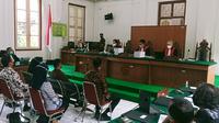 Eks Kacab Bank Mandiri Panakkukang Makassar, Ardi memberikan kesaksian dalam sidang dugaan suap yang menjerat Gubernur Sulsel nonaktif Nurdin Abdullah (Liputan6.com/ Eka Hakim)