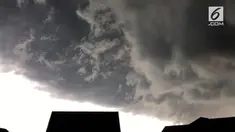 Cuaca buruk melanda Kansas, AS.  Badai petir disertai hujan es terus mengguyur kota Dodge dan sekitarnya.