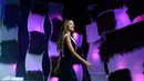 Kontestan dari Falcon Venezuela, Maria Bracho berjalan di atas catwalk selama gladi resik Miss Venezuela 2019 di Caracas (30/7/2019). Di 2019, untuk pertama kalinya Miss Venezuela tidak akan menyebutkan ukuran pinggang, pinggul dan dada para kandidat. (AFP Photo/Federico Parra)