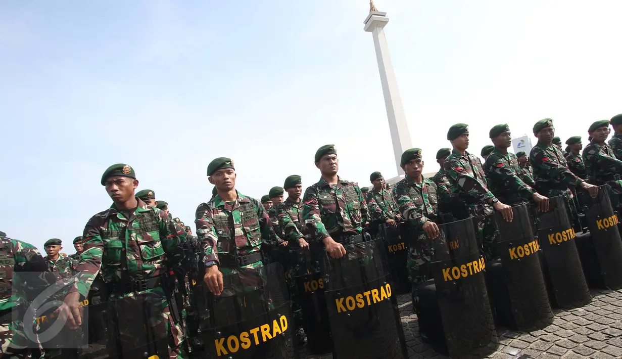 Pasukan TNI berbaris saat mengikuti apel kesiapsiagaan pengamanan tahap kampanye Pilkada Serentak 2017 di Lapangan Silang Monas, Jakarta, Rabu (2/11). Apel bersama itu diikuti ribuan personil gabungan TNI-Polri. (Liputan6.com/Immanuel Antonius)