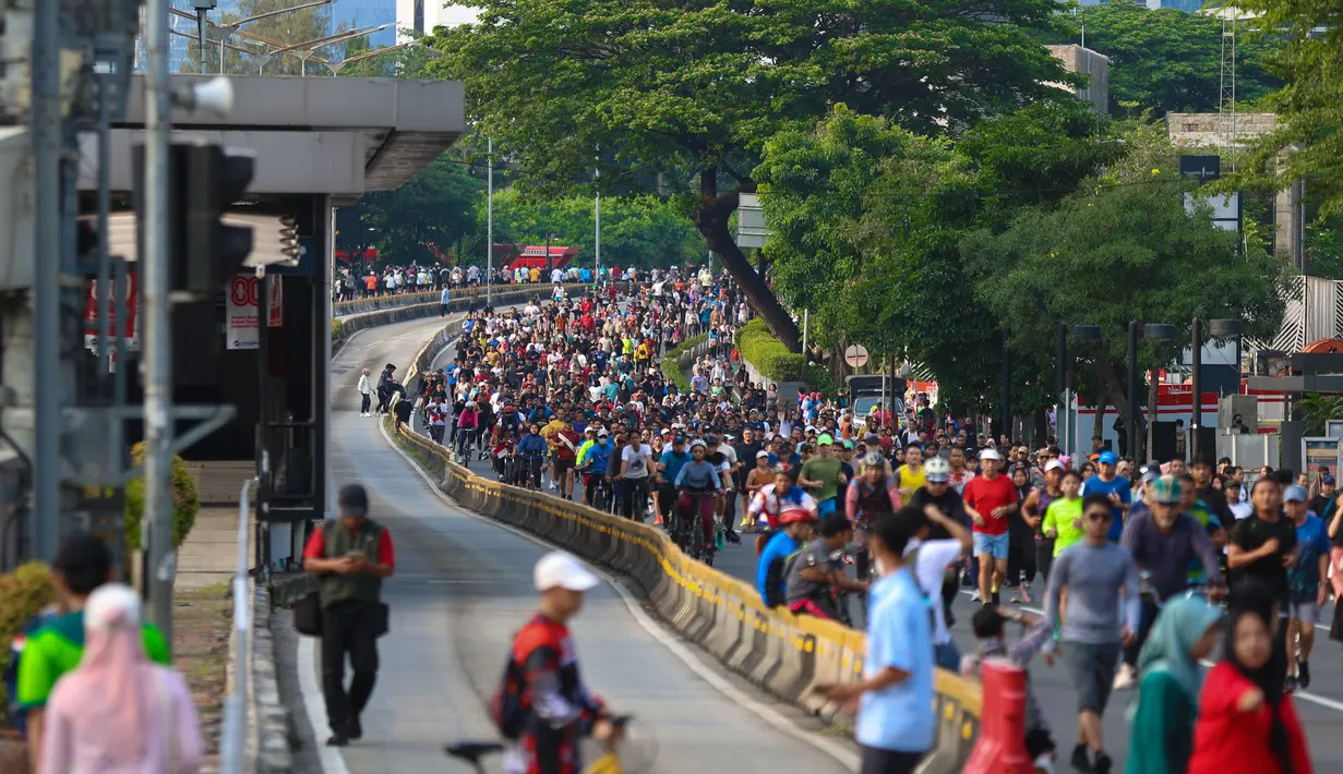 Warga menikmati suasana Hari Bebas Kendaraan Bermotor (HBKB) atau Car Free Day (CFD) di jalan Jenderal Sudirman, Jakarta, Minggu (7/9/2025). (Kapanlagi.com/Budy Santoso)