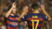 Sergi Roberto (kiri) dan Munir El Haddadi (kanan) merupakan dua pemain dengan pendapatan kecil di Barcelona. (AFP PHOTO/Mark Ralston)