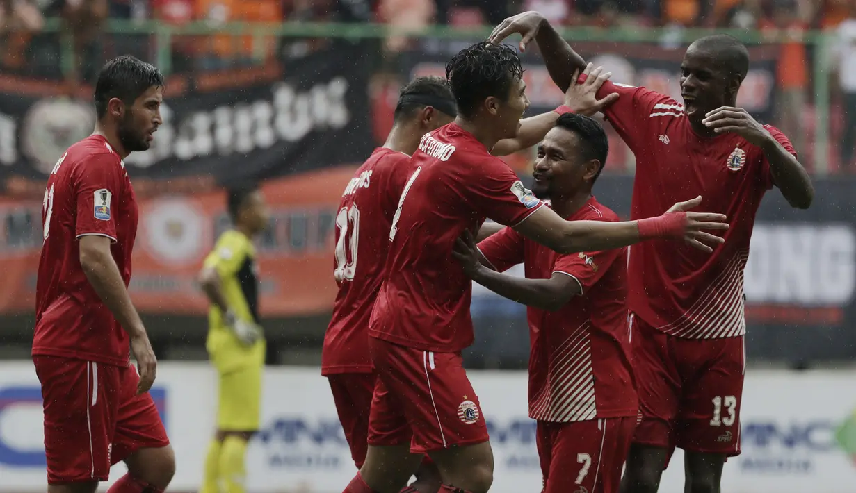 Para pemain Persija Jakarta merayakan gol yang dicetak Ryuji Utomo ke gawang TIRA Persikabo pada laga Piala Indonesia di Stadion Patriot, Bekasi, Kamis (21/2). Persija menang 2-0 atas TIRA Persikabo. (Bola.com/Yoppy Renato)
