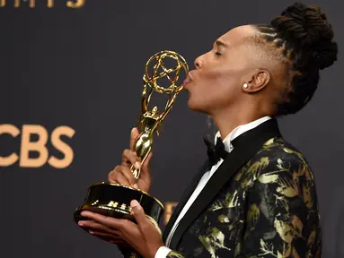 Lena Waithe berpose dengan trofi usai meraih penghargaan pada Emmy Awards 2017 di Los Angeles, Minggu (17/9). Lena Waithe menjadi perempuan kulit hitam pertama yang meraih Emmy Awards dari kategori Best Comedy Writing. (Jordan Strauss/Invision/AP)