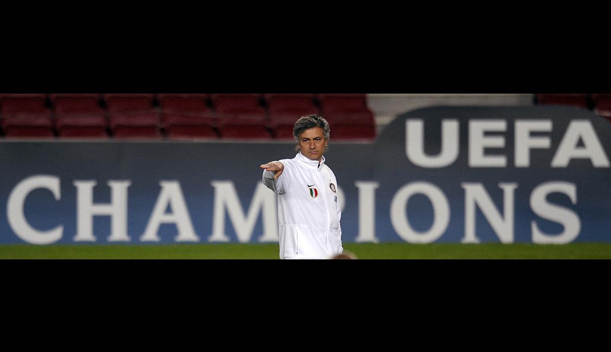 The Special One berhasil meraih treble bersama Inter. Selain Serie A, Nerazzurri menggondol Coppa Italia dan juga Liga Champions. (Foto: AFP/Lluis Gene)