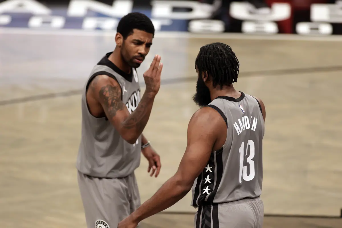 Kyrie Irving (kiri) akan berduet dengan James Harden (kanan) di NBA All-Star 2021.