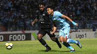 Pemain Persela pinjaman dari Bhayangkara FC, Dendy Sulistyawan (kanan). (Bola.com/Aditya Wany)