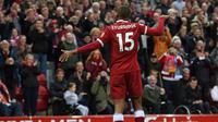 Gaya Striker Liverpool, Daniel Sturridge, setelah membobol gawang Huddersfield pada laga Premier League di Anfield, Sabtu (28/10/2017). Liverpool menang 3-0. (AFP/Paul Elis).