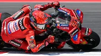 Pembalap Ducati, Marc Maruqez memacu motornya saat sesi Warm Up menjelang race MotoGP Mandalika 2025 di Sirkuit Internasional Pertamina Mandalika, Lombok, NTB, Minggu (5/10/2025). (AFP/Sonny Tumbaleka)