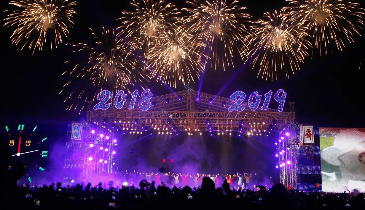 Suasana pertunjukan Tahun Baru 2019 di Kim Il Sung Square, Pyongyang, Selasa (1/1). Grup seni hingga opera memeriahkan perayaan Tahun Baru 2019 di Korea Utara. (AP Photo/Jon Chol Jin)