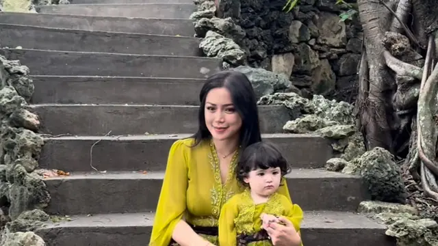 Gaya kompak Jessica Iskandar dan Putrinya saat di Bali pakai kebaya. [@inijedar]
