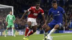 Gelandang Chelsea, Kenedy, berusaha melewati bek Nottingham Forest, Tendayi Darikwa, pada laga Piala Liga di Stadion Stamford Bridge, London, Rabu (20/9/2017). Chelsea menang 5-1 atas Forest. (AP/Kirsty Wigglesworth)
