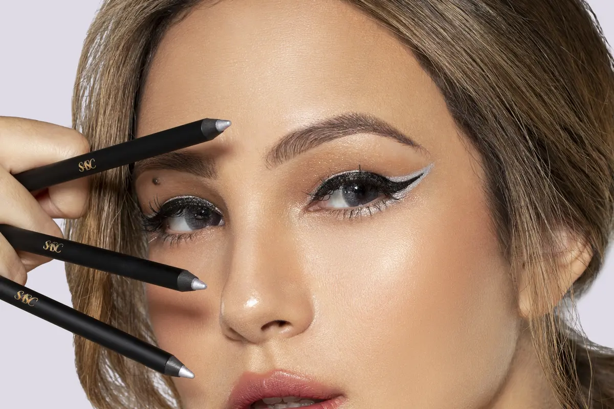 Kreasi Makeup Fun untuk Natal dan Tahun Baru dengan Perpaduan Gel Eyeliner Berwarna Neon