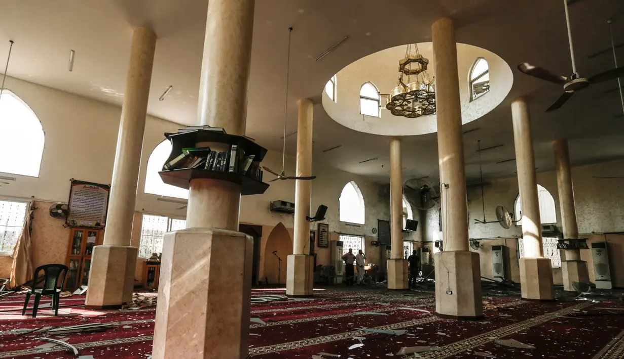 Kondisi interior masjid usai terkena serangan udara Israel di Kota Gaza, Palestina (15/7). Selain masjid, sejumlah bangunan di sekitarnya rusak usai terkena serangan udara tersebut. (AFP  Photo/Mahmud Hams)