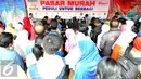 Ratusan warga mengantri untuk mendapatkan kupon pasar murah di Kantor DPP PDIP Lenteng Agung, Jakarta, Senin (13/7/2015). Warga menyambut antusias kehadiran pasar murah yang digelar PDIP (Liputan6.com/Yoppy Renato)