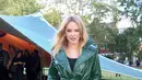 Penyanyi dan aktris Kylie Minogue tak kalah kece mengenakan leather coat warna hijau mencolok. [Dok/Burberry]