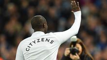 Gelandang Manchester City, Yaya Toure, menyapa suporter usai pertandingan melawan Brighton and Hove Albion pada Premier League di Stadion Etihad, Rabu (9/5/2018). Laga tersebut menjadi perpisahan sang pemain bersama The Citizens. (AFP/Oli Scarff)