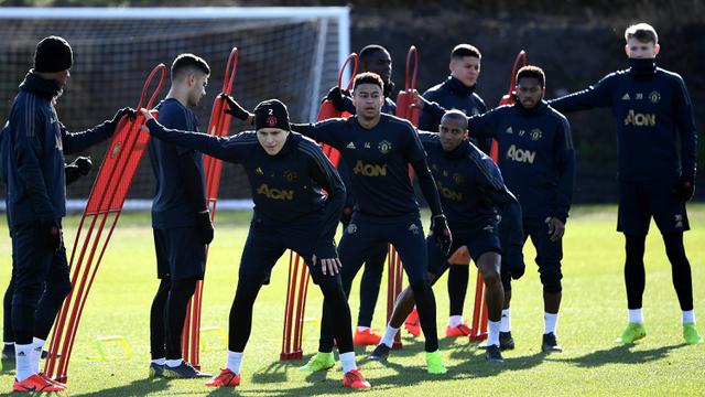 Pemain Manchester United, Jesse Lingard, bersama rekan-rekannya saat latihan jelang laga 16 besar Liga Champions. (AFP/Franck Fife)