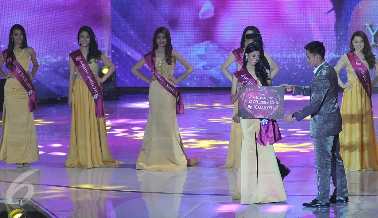 Finalis Miss Celebrity Indonesia 2015, Yulinar Fitriani asal Bandung menerima secara simbolis uang Rp 10 juta usai meraih gelar Miss Best Presenting pada malam grand final di Studio 6 Emtek City, Jakarta, Jumat (23/10) malam.(Liputan6.com/Herman Zakharia)