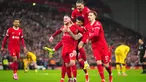 Para pemain Liverpool melakukan selebrasi setelah Alexis Mac Allister mencetak gol kedua pada pertandingan sepak bola Liga Premier melawan Sheffield United di Stadion Anfield, Liverpool, Inggris, Kamis, 4 April 2024. (AP Photo/Jon Super)