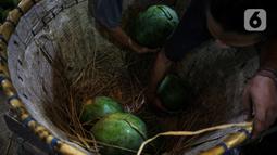 Pedagang menata semangka di Pasar Induk Sayur Buah Kramat Jati, Jakarta, Selasa (5/4/2022). Memasuki bulan suci Ramadhan, permintaan buah-buahan mengalami peningkatan untuk diolah menjadi menu berbuka puasa. (Liputan6.com/Faizal Fanani)