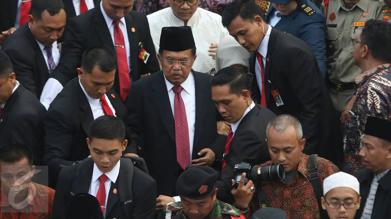 JK meminta rakyat Indonesia mendoakan Hasyim Muzadi.