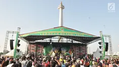 Warga menyaksikan salah satu pertunjukkan kesenian Betawi saat Lebaran Betawi di Monas, Jakarta, Minggu (21/7/2019).Untuk pertama kalinya Lebaran Betawi digelar di Monas yang diisi oleh beragam seni dan budaya masyarakat Betawi dalam rangka memeriahkan HUT DKI Jakarta. (merdeka.com/Iqbal S. Nugroho)