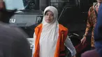 Anggota DPRD Komisi A Kabupaten Kebumen Dian Lestari Pertiwi Subekti menjalani pemeriksaan sebagai tersangka kasus suap anggaran proyek di Dinas Pendidikan, Pemuda, dan Olahraga (Disdipora) Kebumen di KPK, Jakarta, Jumat (16/03). (Merdeka.com/Dwi Narwoko)