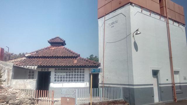 Sebuah bangunan kokoh bercat putih yang didampingi bangunan mungil mushola di sampingnya, masih terlihat kokoh dan gagah di samping perlintasan Stasiun Cibatu, Garut