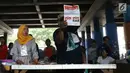 Petugas menunjukkan surat suara Pemilu 2019 di kawasan Penjaringan, Jakarta Utara, Rabu (17/4). Pasangan capres-cawapres nomor urut 01 Joko Widodo atau Jokowi-Ma'ruf Amin unggul di TPS kolong tol kawasan Penjaringan. (Liputan6.com/Herman Zakharia)