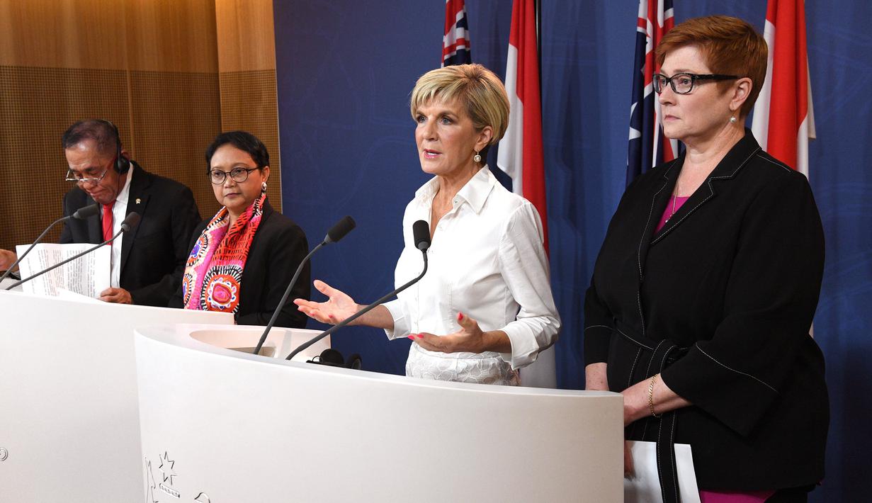 Menlu Australia Julie Bishop (kedua kanan) memberi keterangan usai mengadakan pertemuan di Sydney (16/3). Pertemuan tersebut membahas dinamika Indo - Pasific, kontra-terorisme, keamanan siber manusia dan keamanan maritim. (AFP Photo/Pool/William West)