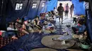 Warga beristirahat di tenda paska kebakaran di permukiman kumuh di RW 02 Kampung Walang, Lodan Raya, Jakarta, Minggu (25/8). Tak hanya rumah semi permanen, sejumlah alat rumah tangga dan lainnya hangus terbakar. (Liputan6.com/Faizal Fanani)