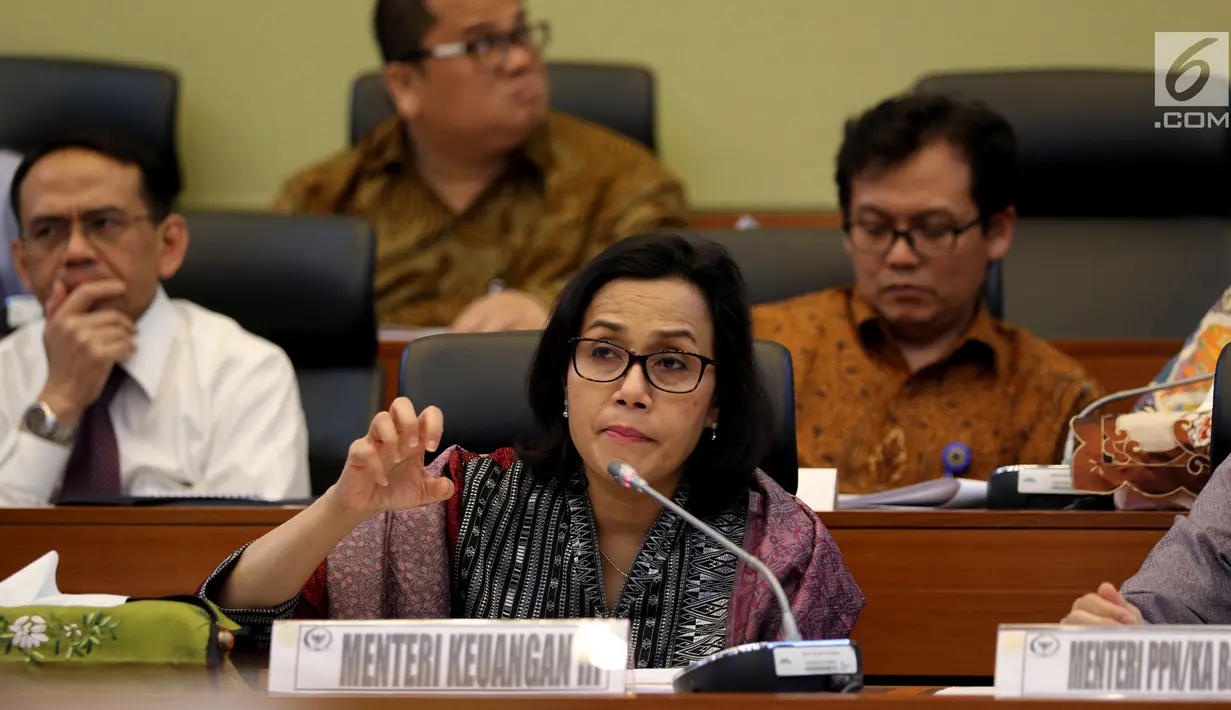 Menteri Keuangan Sri Mulyani  memberi paparan dalam rapat kerja dengan Badan Anggaran (Banggar) DPR di Gedung Nusantara II DPR, Kamis (31/5). Rapat terkait penyampaian kerangka ekonomi makro dan pokok kebijakan dalam RAPBN 2019. (Liputan6.com/Johan Tallo)