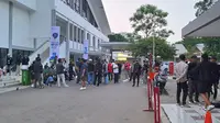 Penonton asal Surabaya tanpa atribut dipersilakan untuk masuk ke Stadion Utama Gelora Bung Karno (SUGBK), Jakarta Pusat, pada Minggu (30/7/2023) malam WIB. (Bol.com/Muhammad Adi Yaksa)