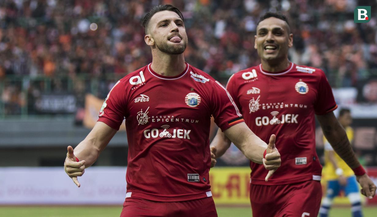 Striker Persija Jakarta, Marko Simic, merayakan gol yang dicetaknya ke gawang Barito Putera pada laga Liga 1 di Stadion Patriot, Jawa Barat, Selasa (30/10). Persija menang 3-0 atas Barito. (Bola.com/Vitalis Yogi Trisna)