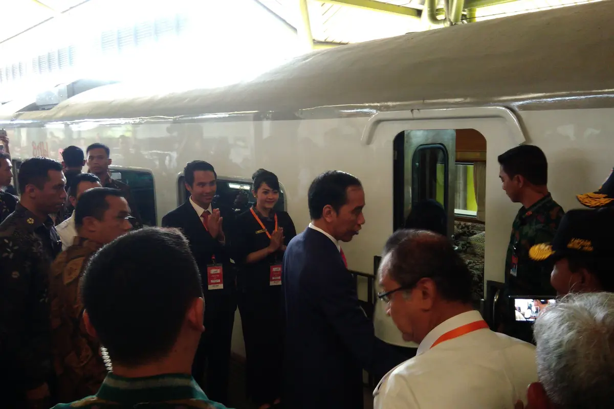 Presiden Joko Widodo atau Jokowi pakai kereta ke Sukabumi 