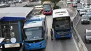 Suasana di Halte Harmoni, Jakarta, Senin (10/7). PT Transportasi Jakarta menargetkan jumlah penumpang bus Transjakarta pada tahun 2017 adalah 185 juta orang, atau naik sebanyak 50 persen. (Liputan6.com/Immanuel Antonius)