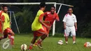 Gelandang Persija, Rafid Lestaluhu (kedua kanan) berusaha melewati rekannya saat latihan di NYTC Sawangan, Depok (24/2/2016). Latihan ini persiapan Persija mengarungi turnamen Piala Bhayangkara dan ISC 2016. (Liputan6.com/Helmi Fithriansyah)