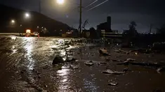 Lumpur dan bebatuan menutupi Pacific Coast Highway, dekat zona Kebakaran Palisades, selama badai di Malibu, California, pada tanggal 13 Februari 2025. (AGUSTIN PAULLIER/AFP)