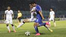 Pemain Arema Cronus, Arif Suyono berusaha melewati hadangan pemain Bali United, Fadil Sausu pada laga perempat final Piala Presiden di Stadion Kanjuruhan, Malang, Sabtu (19/9/2015). (Bola.com/Vitalis Yogi Trisna)